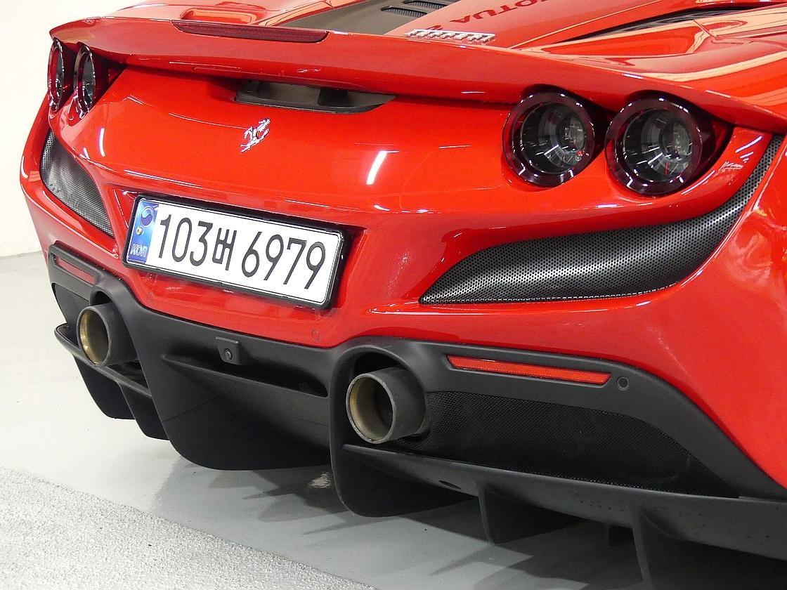 페라리 F8 스파이더 3.9 V8