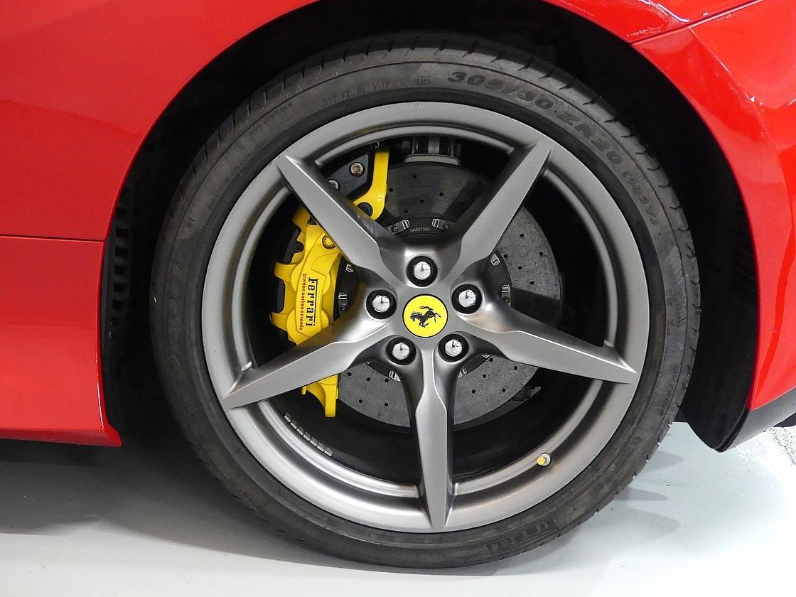 페라리 F8 스파이더 3.9 V8