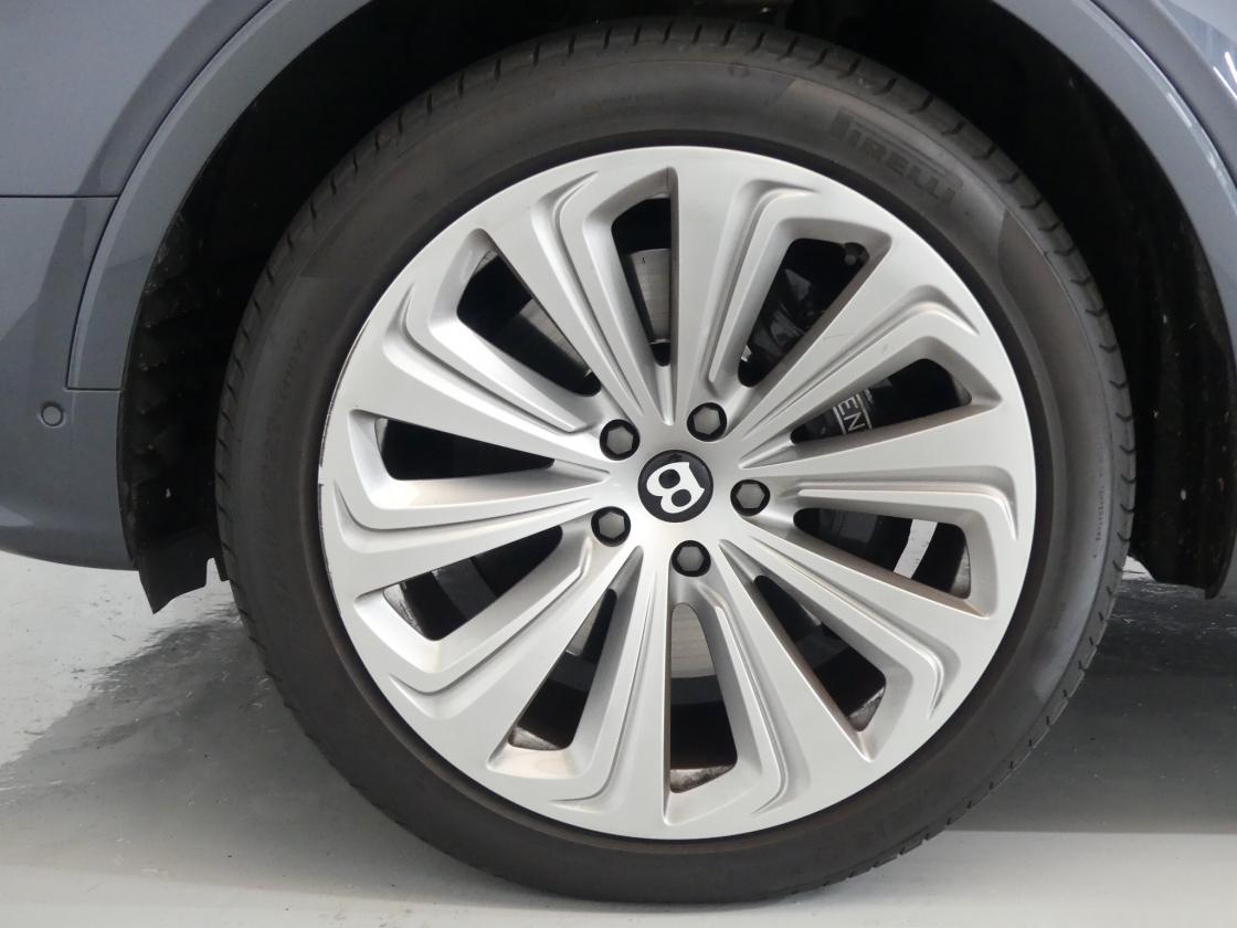 벤틀리 벤테이가 4.0 V8