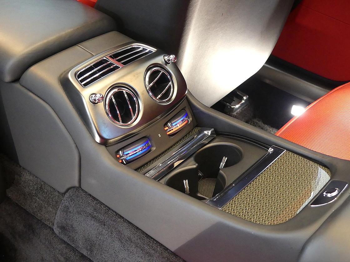 롤스로이스 레이스 6.6 V12 블랙 배지