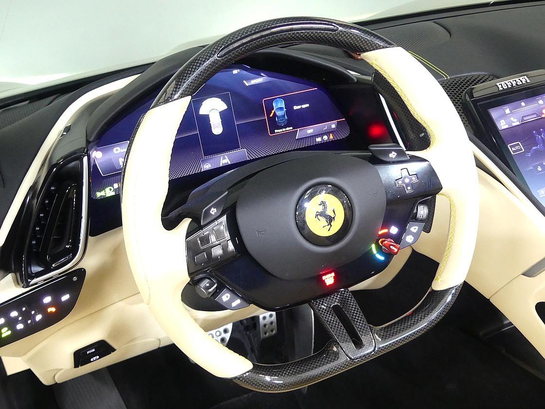 페라리 로마 스파이더 3.9 V8