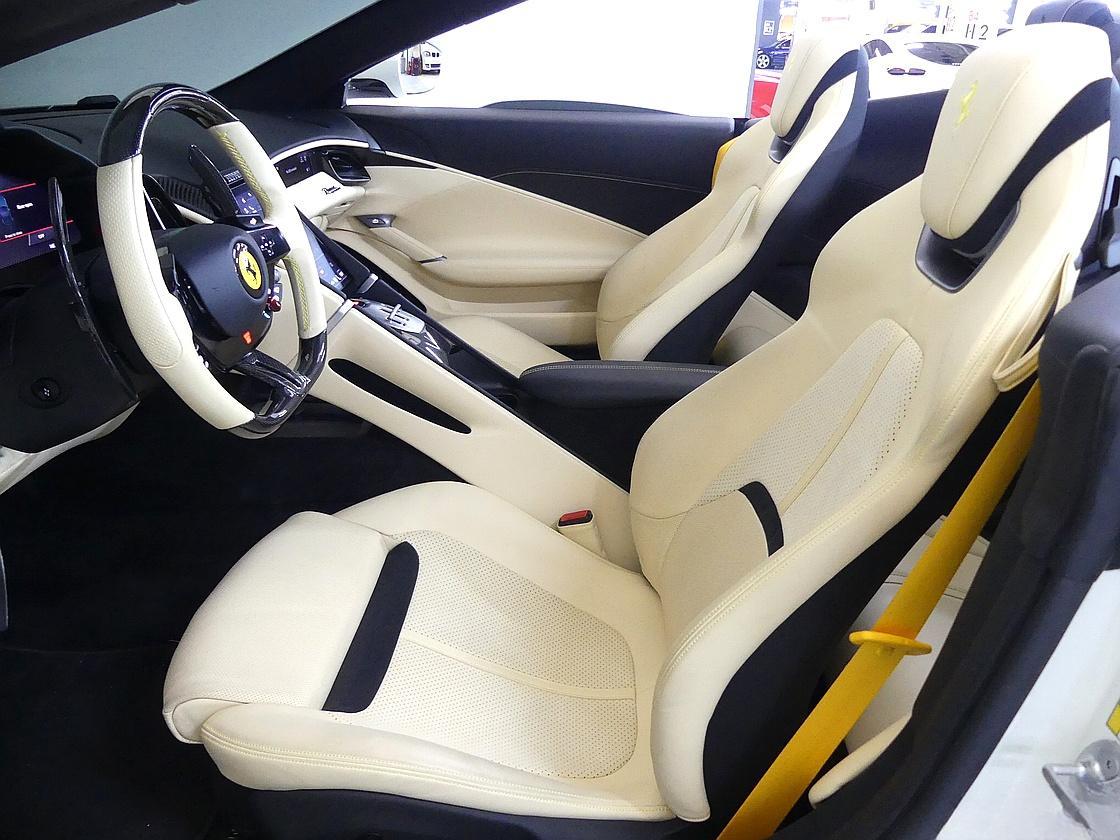 페라리 로마 스파이더 3.9 V8