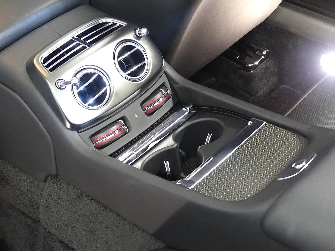 롤스로이스 던 6.6 V12 블랙 배지