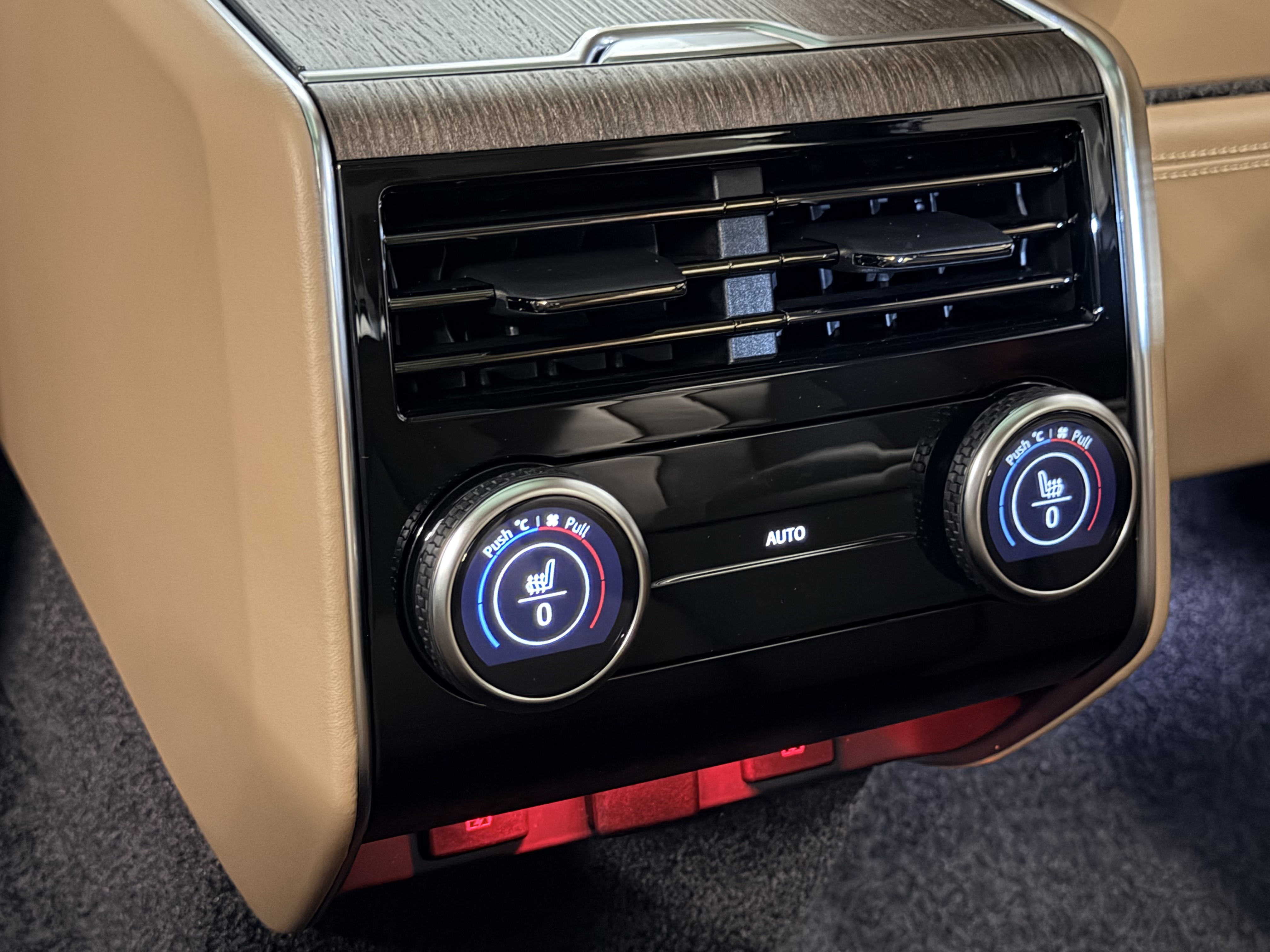 랜드로버 레인지로버 5세대 4.4 P530 LWB 오토바이오그래피