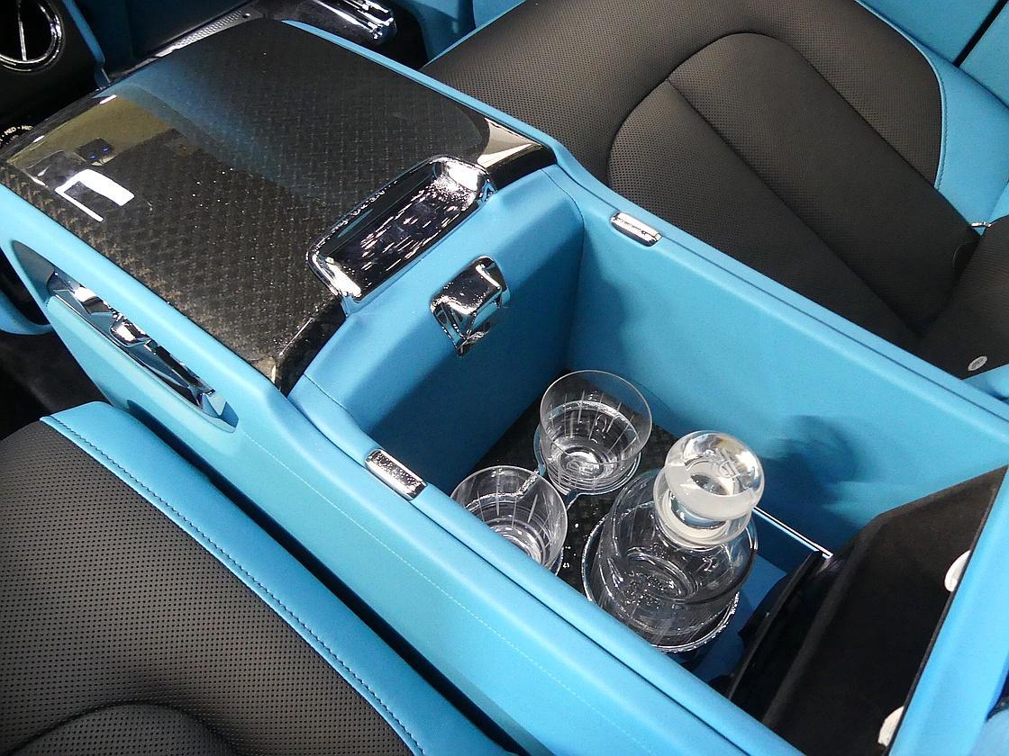 롤스로이스 컬리넌 6.7 V12 블랙 배지