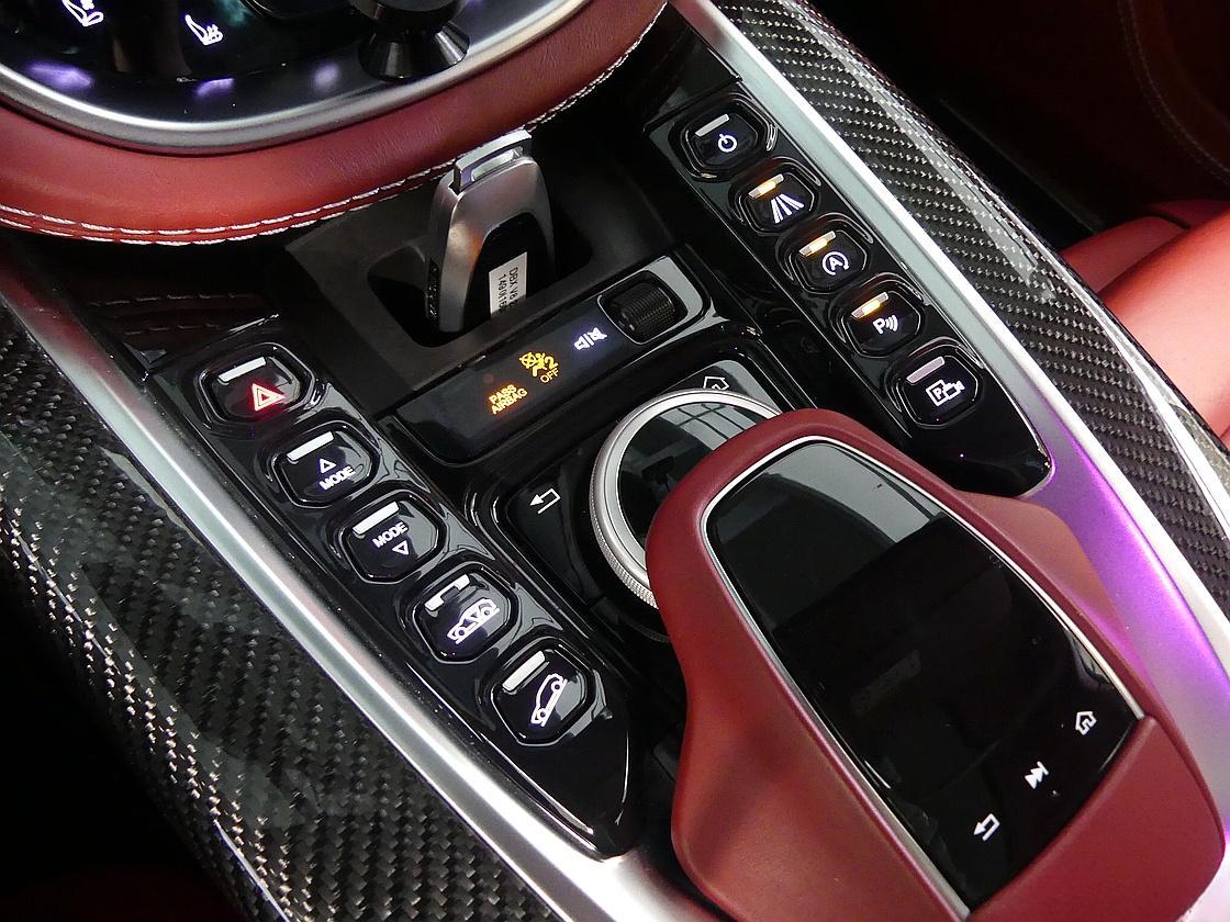 애스턴마틴 DBX 4.0 V8
